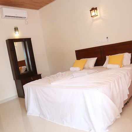 Serene Beach Hotel Zuid-Dikwella Buitenkant foto