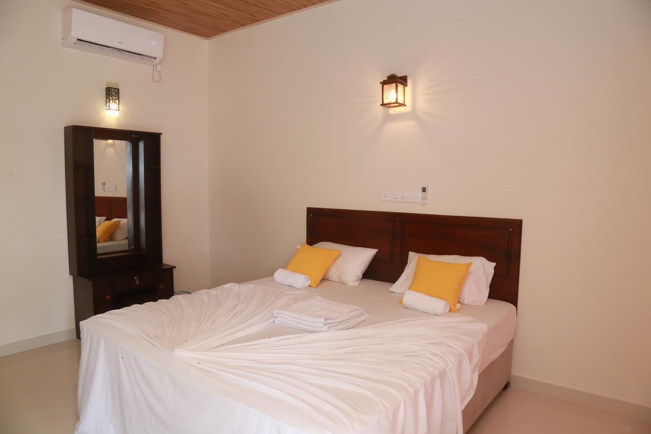 Serene Beach Hotel Zuid-Dikwella Buitenkant foto